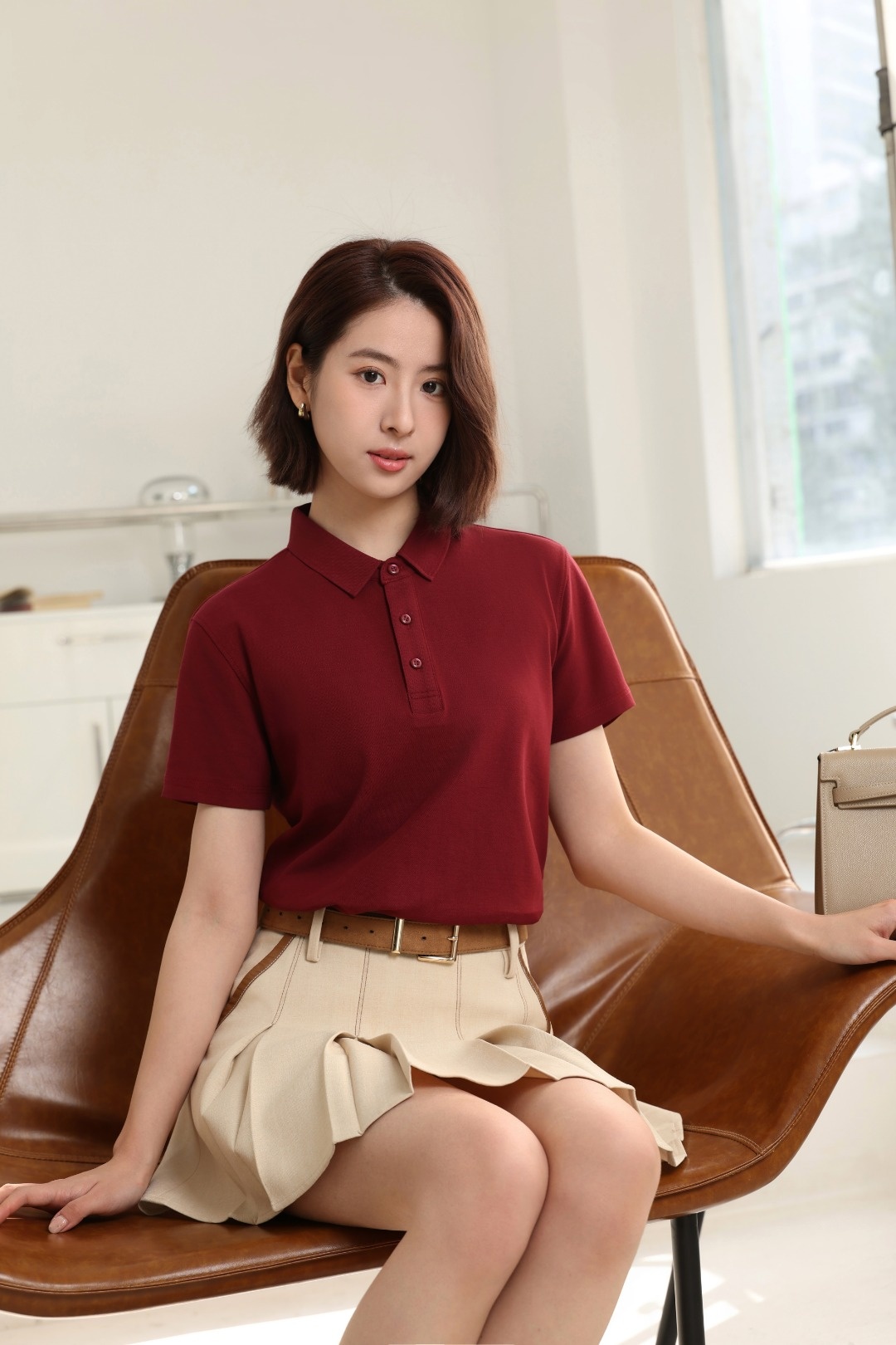 在河南仟禧廣告衫廠，我們深知一件高品質廣告衫對企業形象的重要性。因此，我們始終堅持"品質至上"的生產理念，從源頭把控產品質量。我們的廣告衫定制產品全部采用新疆阿克蘇地區特級長絨棉作為基礎面料，這種棉花因日照時間長、棉纖維長而聞名，其制成的面料具有透氣性好、吸濕性強、手感柔軟等突出特點。  為了確保成衣品質，我們投入巨資引進了國際領先的預縮水處理設備，所有面料在生產前都經過三次預縮處理，使縮水率控制在3%以內，遠低于行業8%的平均水平。同時，我們采用德國魯道夫抗菌防臭整理技術，使面料在保持天然特性的同時，還具有抗菌、防臭、抗紫外線等功能。  在印花工藝方面，我們根據不同客戶需求提供多種選擇：  水性膠漿印花：圖案立體感強，耐水洗  數碼直噴印花：色彩還原度高，過渡自然  熱轉印燙畫：細節表現精細，適合復雜圖案  立體刺繡：質感高級，經久耐用  我們的文化衫定制產品經過50次標準洗滌測試，確保不起球、不變形、不褪色。所有成衣在出廠前都要經過三次全檢，連一個線頭都不放過。正是這種對品質的極致追求，讓我們贏得了眾多世界500強企業的信賴，成為他們指定的廣告衫供應商